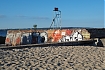  Plaża z pozostałościami wojskowymi.